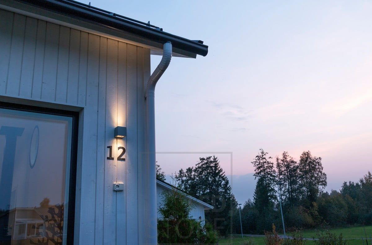 CUBIC OUT 2 wall light for outdoor use, illuminating the house number and facade.